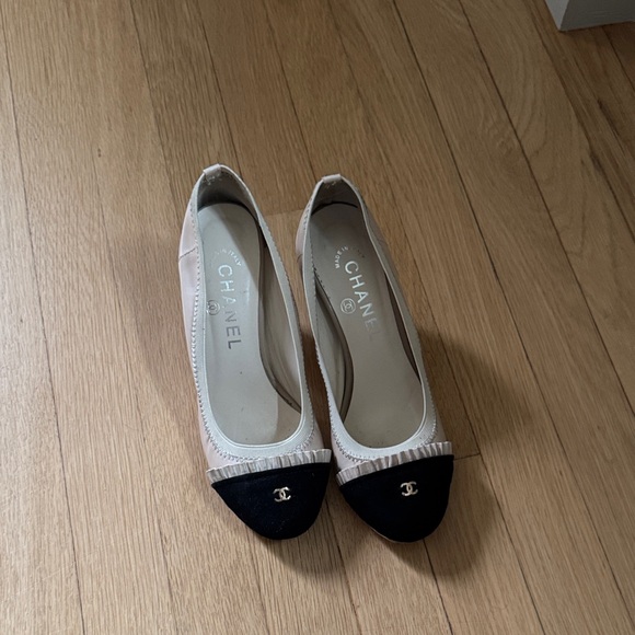 CHANEL Two-Tone Black and Cream Flats - Picture 1 of 7